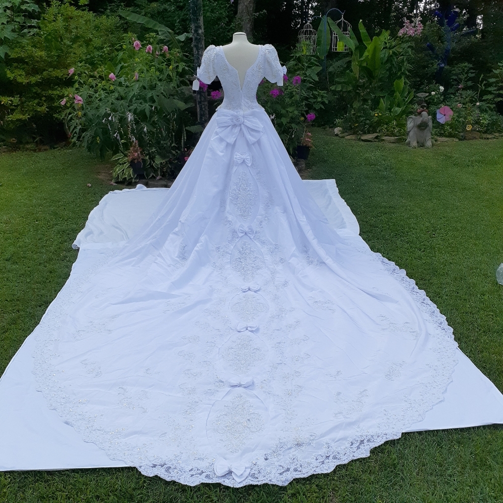 WEDDING DRESS BONNY EXTRA LONG TRAIN BOW IN THE BACK